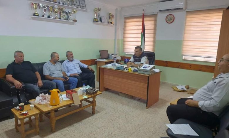 غضب بالخليل عقب توزيع فتح يطا منتجًا إسرائيليًا على طلبة توجيهي