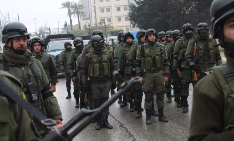 كاتب: الفلسطينيون رهائن سلطة فاسدة تعمل مقاول بالباطن للاحتلال