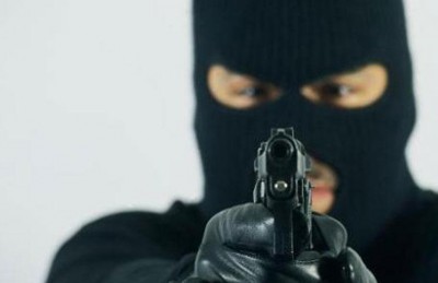 لصوص يعتدون على سائق مركبة طرود ويسرقونها بالخليل