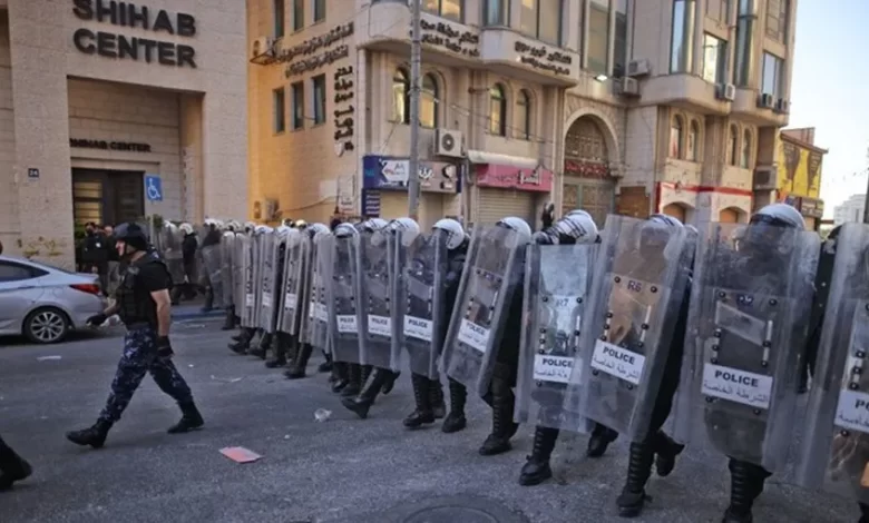 ناشط: عقيدة أجهزة السلطة فاسدة وتمنع نصرة جنين وطولكرم وغزة