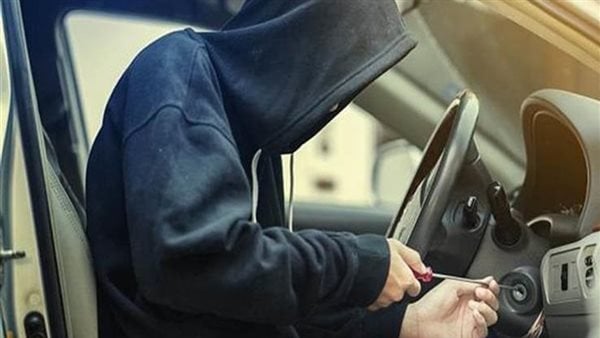 سرقة معرض سيارات حديثة في الخليل والشرطة “في العسل”