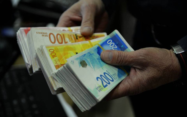 سياسات مالية فاشلة.. فائض الشيكل يغرق البنوك الفلسطينية وسلطة النقد عاجزة