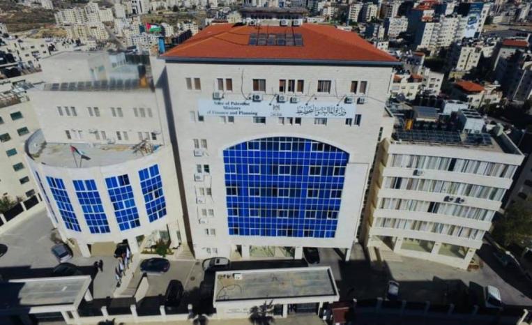 مركز بحثي: السلطة ورطت الخزينة بأعباء ثقيلة لصالح جيوب قادتها