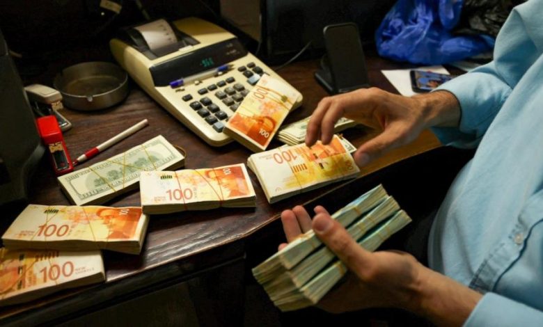 خبير اقتصادي يطالب بتعديل النظام الضريبي الذي يجامل الأغنياء على حساب الفقراء