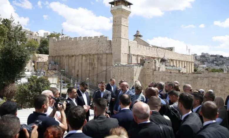 سلطة وهمية.. الاحتلال يمنع سفراء لدى السلطة من زيارة الحرم الإبراهيمي
