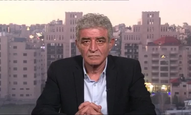 نشطاء يهاجمون قيادياً فتحاوياً دعا المقاومة بالضفة لعدم مواجهة عدوان الاحتلال