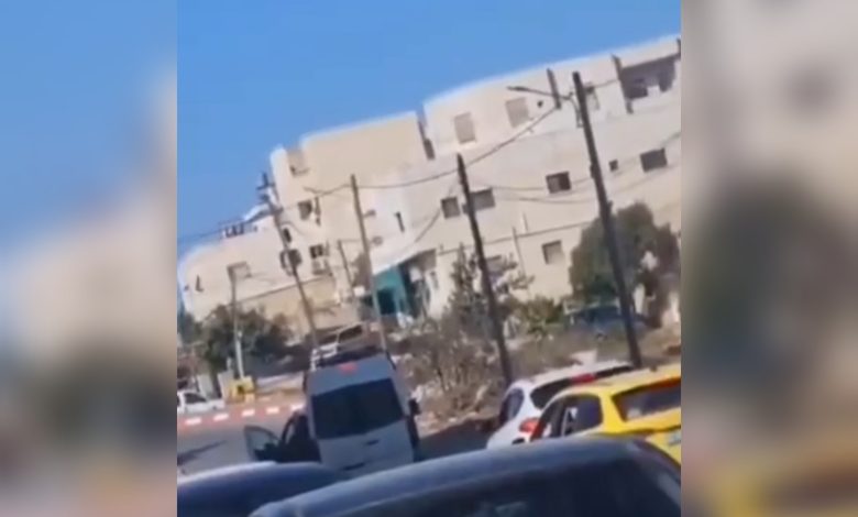 دفن لوهم السيادة الفلسطينية.. مستوطنان يستوليان على سيارة للشرطة وسط دورا