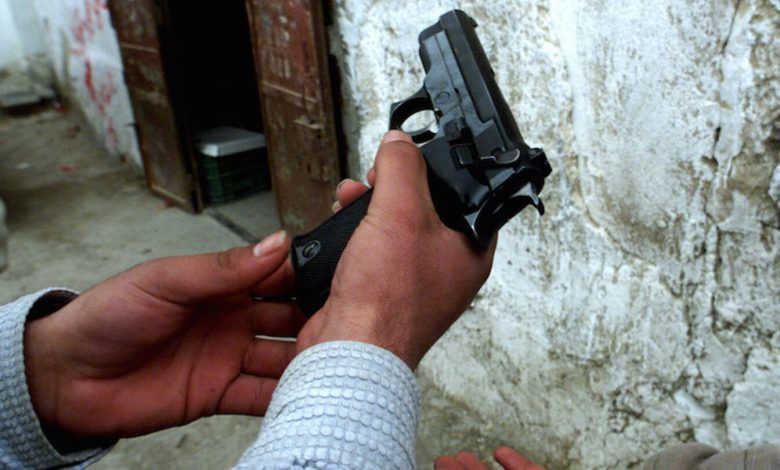 فلتان أمني.. إطلاق نار على شاب وحرق محل تجاري في بيت لحم