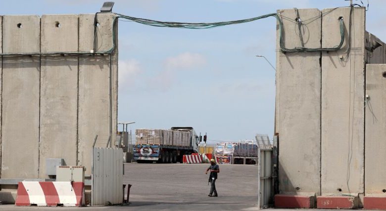 جرحى غزة يواجهون الموت و”صبيان ماجد فرج” يسافرون عبر معبر كرم أبو سالم!