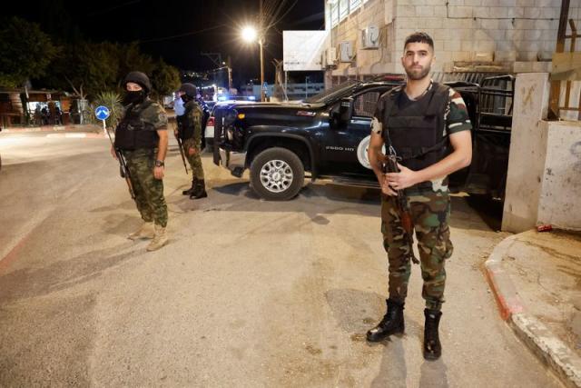 أجهزة السلطة تُسَلم الاحتلال مستوطنَين دخلا لسلفيت وتصدى لهما الأهالي وأصابوهما بجراح