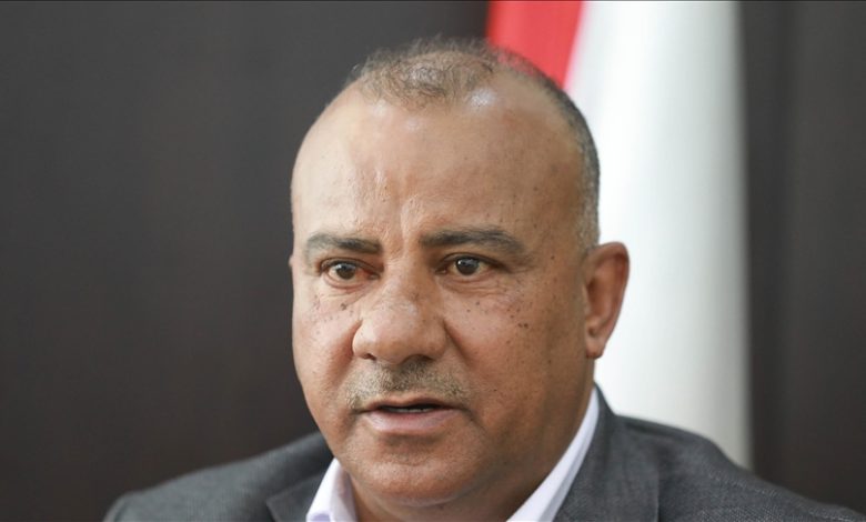 وزير مقاومة الاستيطان يستعرض أمام مجموعة مجندات إسرائيليات (صورة)