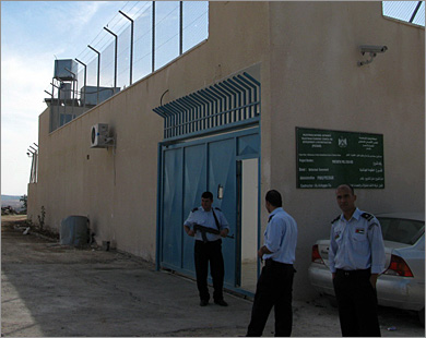 ظروف احتجاز سيئة.. وفاة موقوف جنائي بمركز شرطة حلحول بالخليل