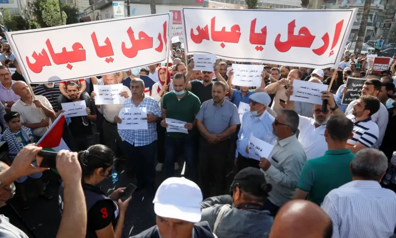 كاتب: عباس في عهده عزز التنسيق الأمني وأفقد السلطة شرعيتها ودورها