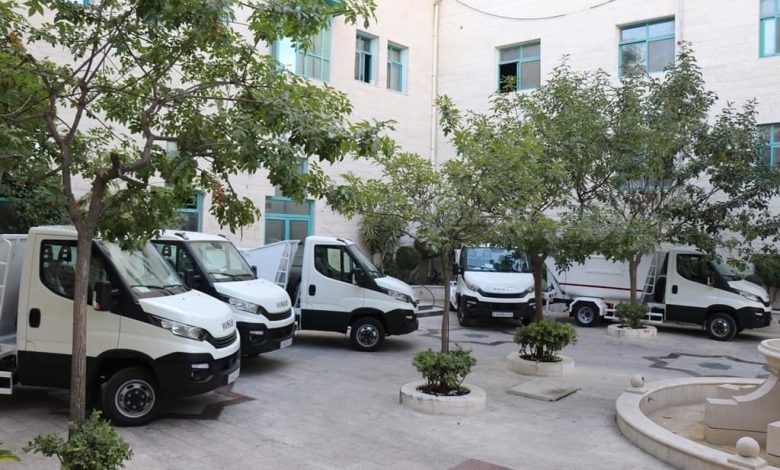 الهيئات المحلية بالضفة مهددة بوقف خدماتها للمواطنين بسبب ديون الحكومة