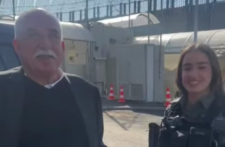 موسى حافظ.. مطرب المجندات الذي يزرع التفاح ويكره سلاح المقاومة