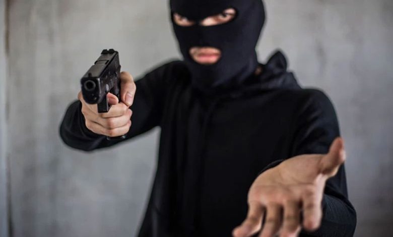 فوضى وفلتان.. إصابة مواطن بسطو مسلح على محل مجوهرات بالخليل