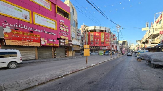 استجابة لقادة المقاومة.. الإضراب التجاري يعم جنين رفضاً لحصار السلطة