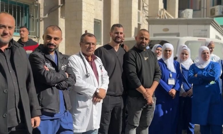 موظفو مستشفى ثابت ثابت يحتجون ضد الاعتداء على ممرض ويطالبون بتوفير الأمن لهم