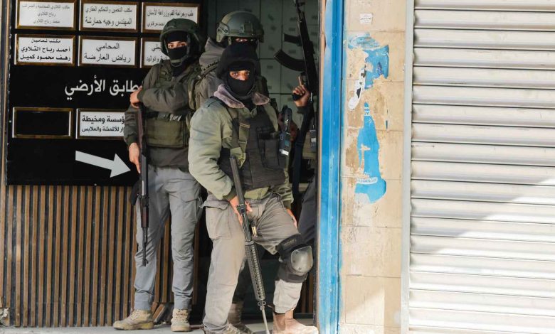 كاتب: أجهزة أمن السلطة حرس حدود لحماية “إسرائيل”