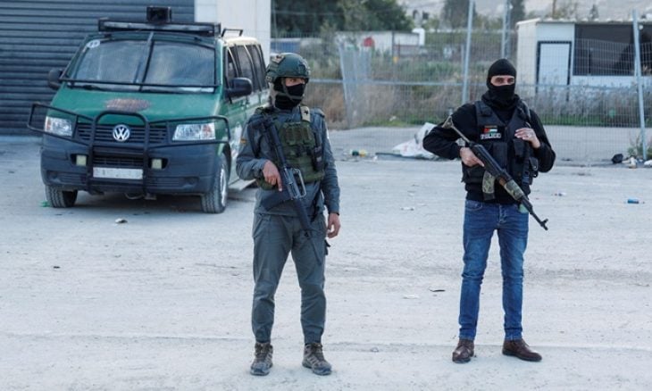 تزامناً مع شن العدوان على جنين.. أجهزة السلطة تحاصر منزلاً في بلدة الزبابدة