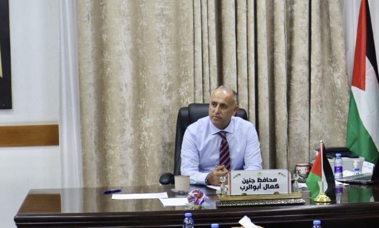 شبان غاضبون يطردون محافظ جنين من عزاء شهيدي عملية الفندق