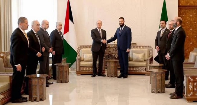 مغردون فلسطينيون: وفد السلطة الذي التقى الشرع لا يمثل الفلسطينيين