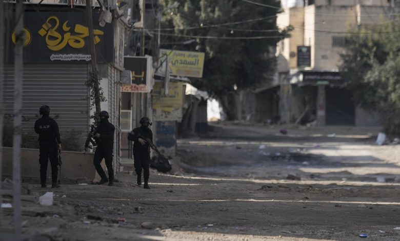 قيادي يدعو السلطة لوقف مهزلة حماية وطن وفك حصار جنين فورا