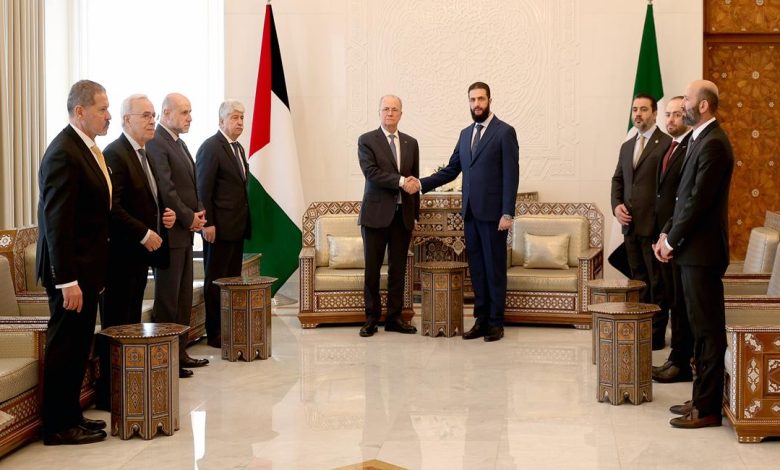 عصفور: عباس مارس “الصبيانية السياسية” مع الإدارة الجديدة بسوريا