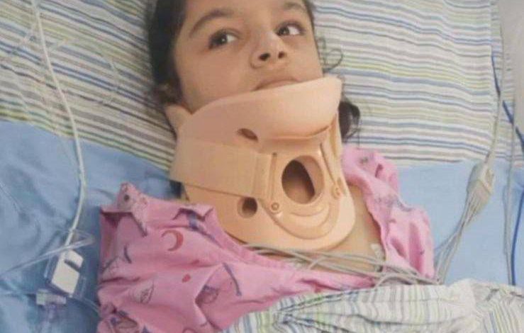 بأي ذنب استُهدفت.. الطفلة أسماء الحاج ستعيش مشلولة بقية عمرها بسبب إجرام عناصر السلطة