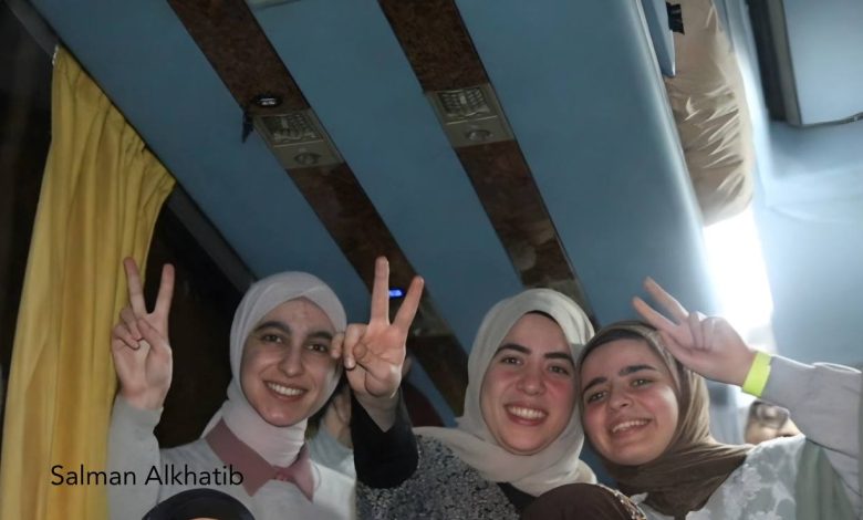 احتفالات تعم الضفة بنصر المقاومة ومعانقة الأسيرات للحرية