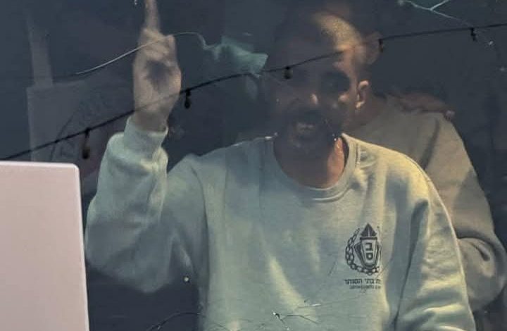 بعد أن اجتمع عليه أذى الاحتلال والسلطة.. المناضل زكريا الزبيدي حُراً