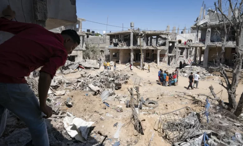 السلطة وفتح تستموتان على أموال إعمار غزة لسرقتها