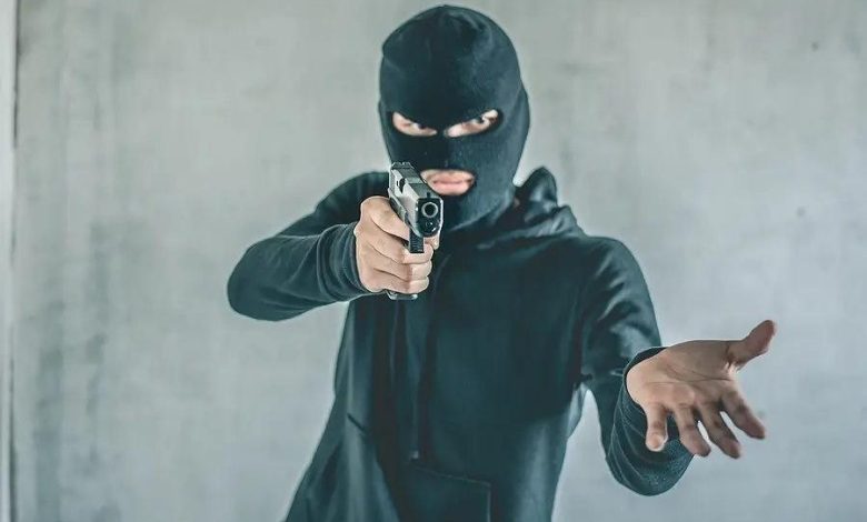 فوضى وفلتان.. لصوص يسرقون سيارة مرسيدس وأموال وشيكات من مواطن في الخليل