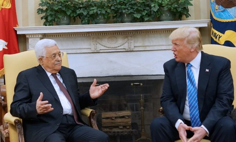 صفقة القرن حاضرة.. عباس يجثو على الركب توسلاً لترامب بعد ساعات من تنصيبه رئيساً