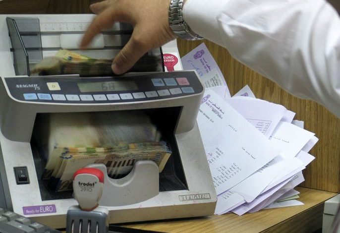 كاتب: السلطة توجه الرأي العام نحو معارك جانبية لإشغاله عن “مصائبها”