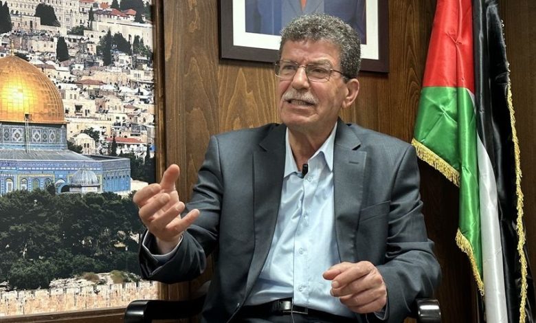 حماس تتضامن مع قدورة فارس وتعتبر قرار إقالته خضوعاً للضغوط الإسرائيلية