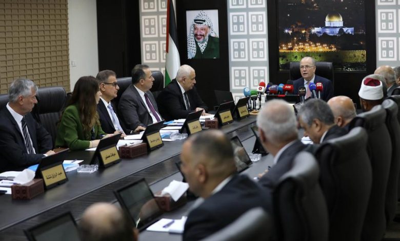 محمد مصطفى يحاول امتصاص غضب عائلات الشهداء والأسرى بعد مرسوم عباس