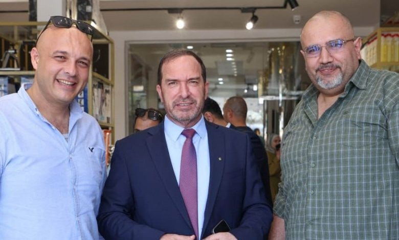 المحافظ كميل يقتنص باباً جديداً للسرقة تحت شعار “تبرعات للنازحين من طولكرم”