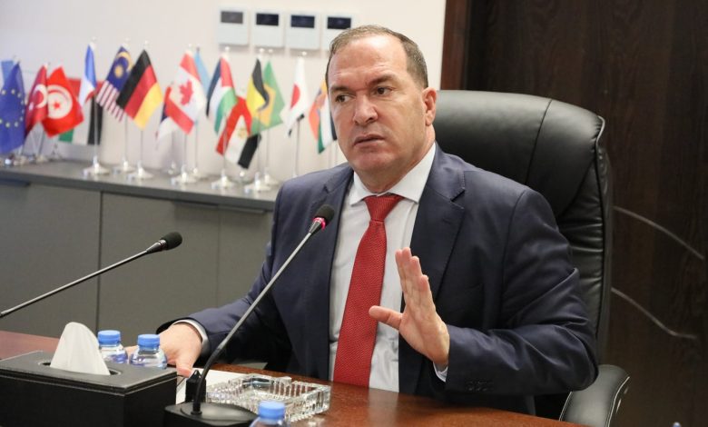 محافظ طولكرم عبدالله كميل يؤدي دوره المعتاد بالدفاع عن الاحتلال ومهاجمة المقاومة