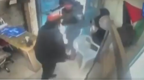 شاهد.. جندي احتلالي يضرب مدير مركز شرطة بني نعيم وعناصره يهربون