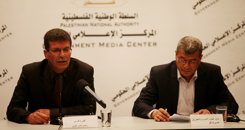 عيسى قراقع: قرار تحويل رواتب أهالي الشهداء والأسرى كان يجب مناقشته في أطر وطنية