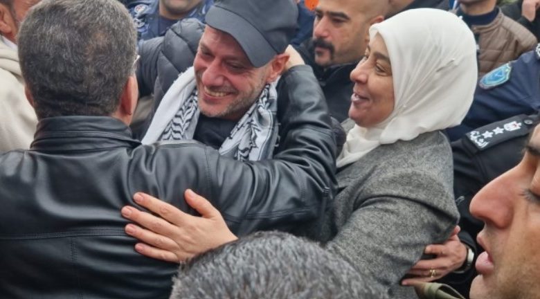 ليلى غنام تواصل الاستعراض أمام الكاميرات وتتمسح بقضية الأسرى