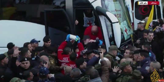 أهالي رام الله يستقبلون المحررين بفرحة كبيرة