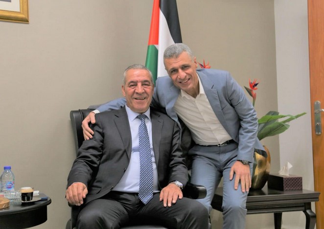 لهذا السبب أقال عباس “حسين الشيخ” من منصبه في هيئة الشؤون المدنية