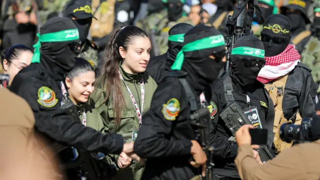 كاتب: ربط القمة العربية إعمار غزة بنزع سلاحها تعاون مع “إسرائيل”