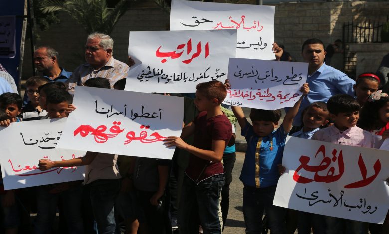 خبير قانوني: عباس قطع رواتب الشهداء والأسرى لخدمة أهدافه السياسية