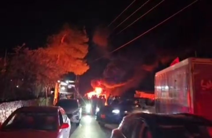 فلسطينيون يتظاهرون برام الله رفضاً لقرار عباس قطع رواتب الأسرى وإقالة قدورة فارس