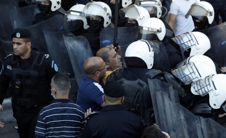 كاتبة: السلطة فرطت بالشهداء والأسرى وتتآمر على قدسية مكانتهم