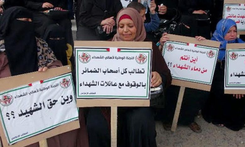 قدورة فارس يهاجم قرار عباس إلغاء مخصصات عوائل الأسرى