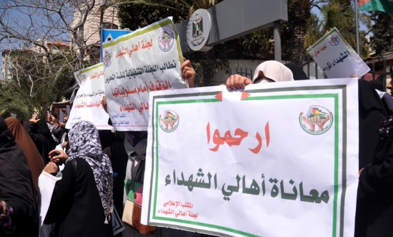 قانوني: قطع عباس رواتب أهالي الشهداء والأسرى انقلاب دستوري